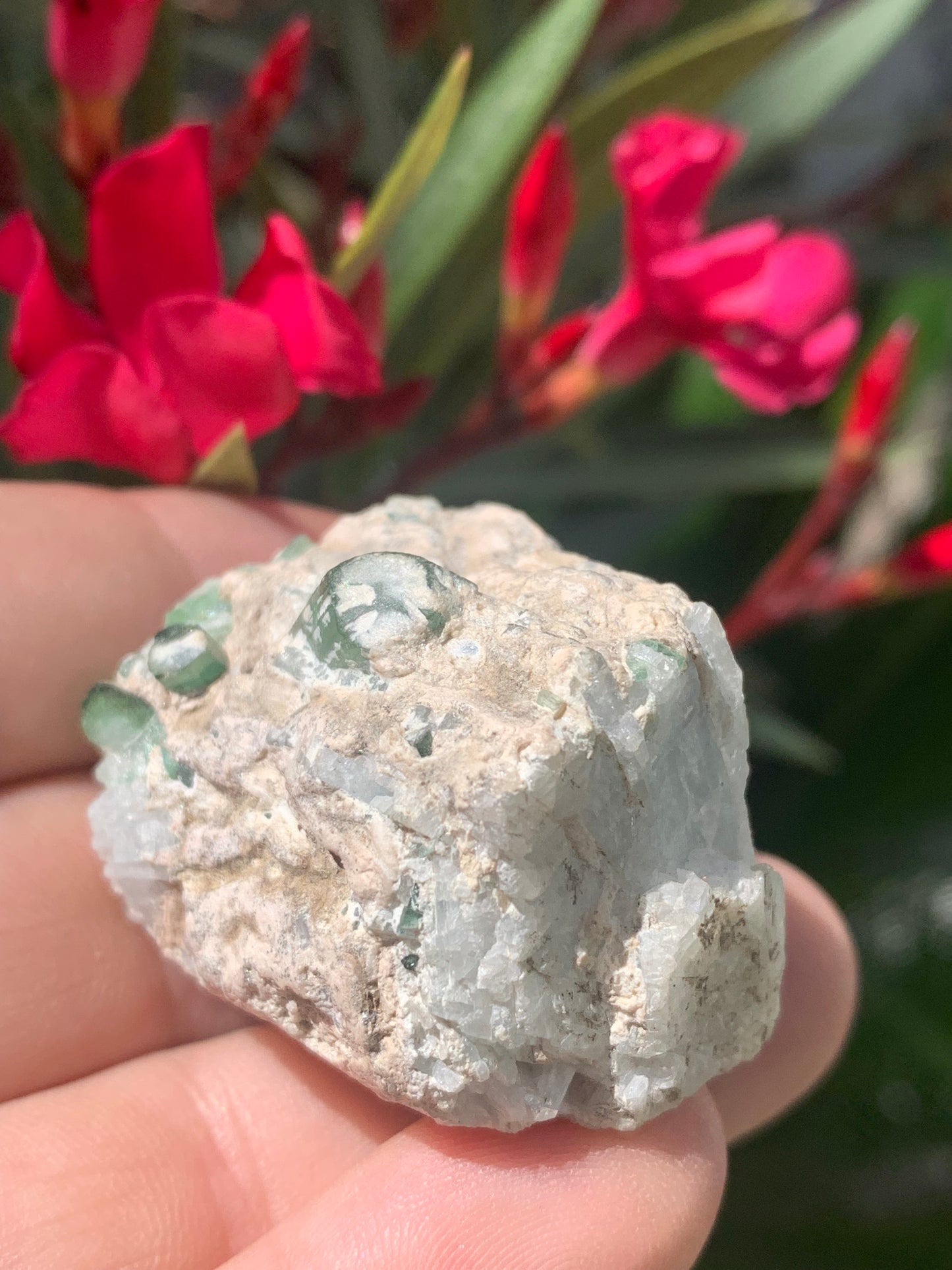 Tourmaline verte/ Verdélite, spécimen naturel de 45 x 32 x 29 mm - 53,9 grammes environ. 2 magnifiques cristaux de belle longueur !