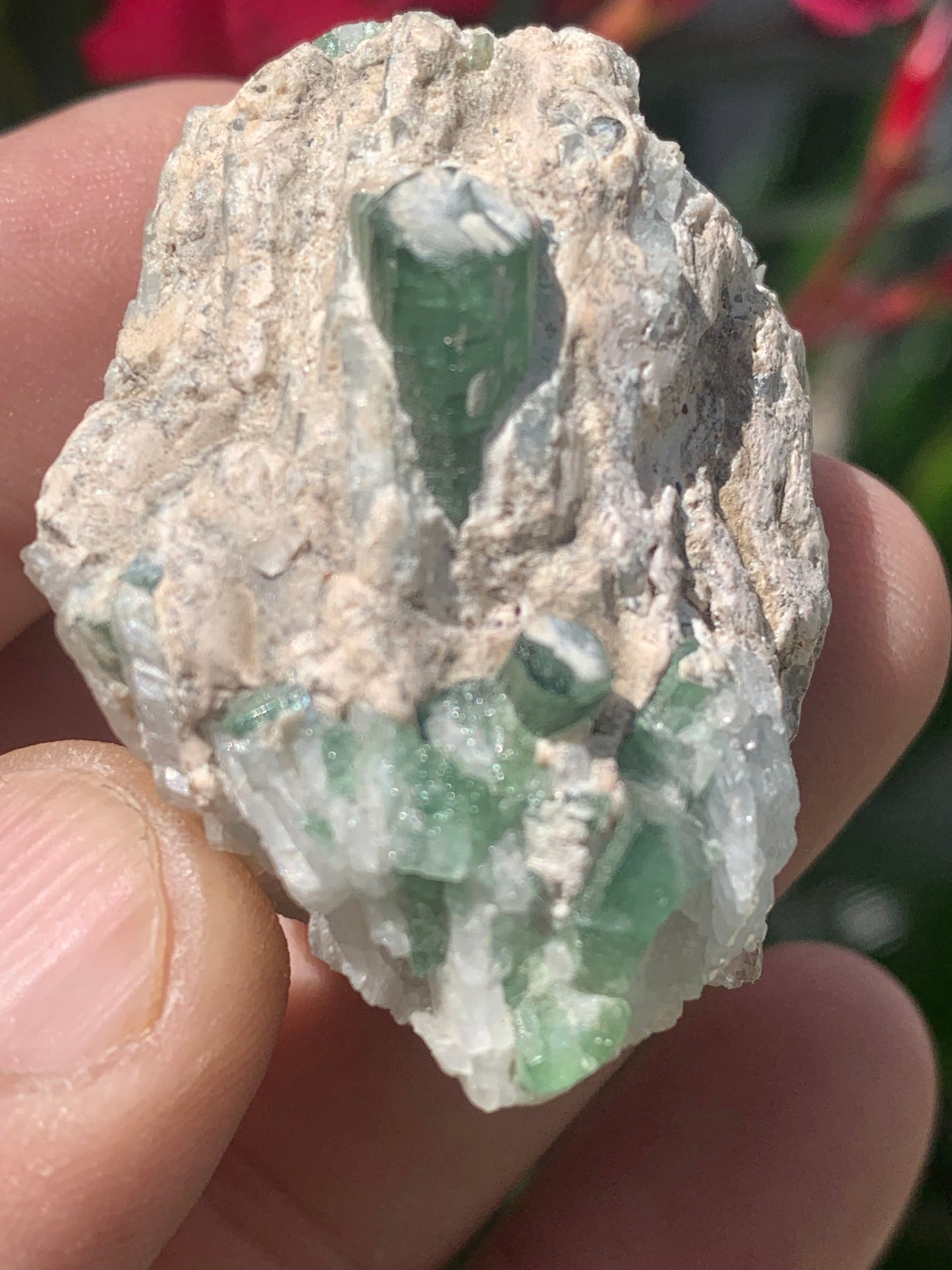 Tourmaline verte/ Verdélite, spécimen naturel de 45 x 32 x 29 mm - 53,9 grammes environ. 2 magnifiques cristaux de belle longueur !