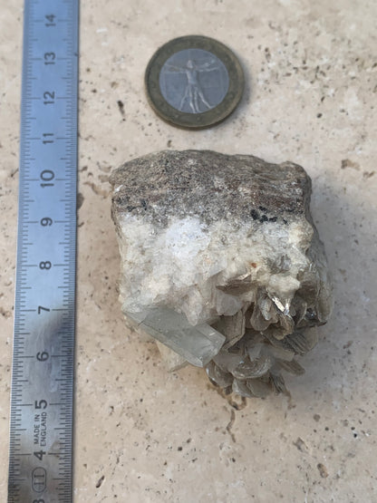 Aigue-marine avec Muscovite, superbe pièce de 54x43x38mm - 120,3 grammes, un magnifique cristal sur gangue !