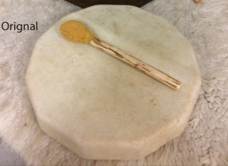 Tambour Chamanique fait par les Indiens, la 'Tribu de la terre' au Québec, en peau de Orignal, Ø 40 centimètres. Vendu avec maillet adapté, une véritable oeuvre d'Art, parfait !