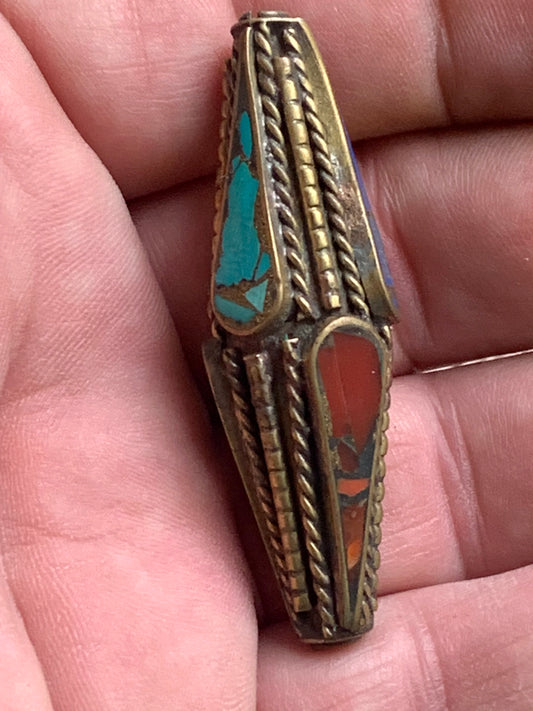 Turquoise, corail et lapis lazuli sertis sur perle/ pendentif en métal argenté de type laiton. 55 millimètres de hauteur x 15 de diamètre. Vendu avec cordon noir réglable offert ! Parfait pour être porter ou pour création !