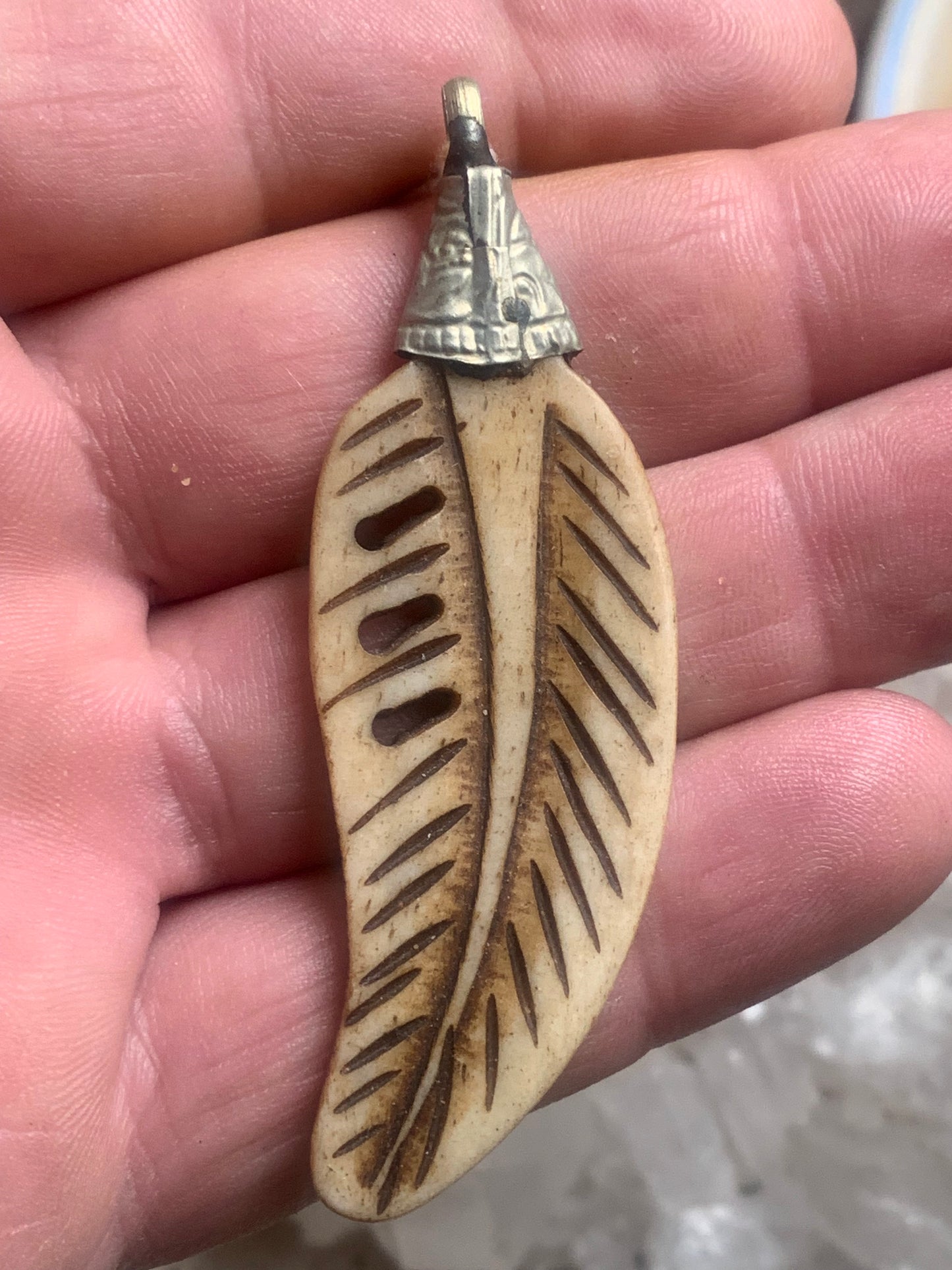 Pendentif artisanal du Népal en forme de plume, sculpté dans de l’os, de 70 millimètres de hauteur x 22 de largeur x 5 d'épaisseur. Vendu avec cordon noir réglable offert, parfait !