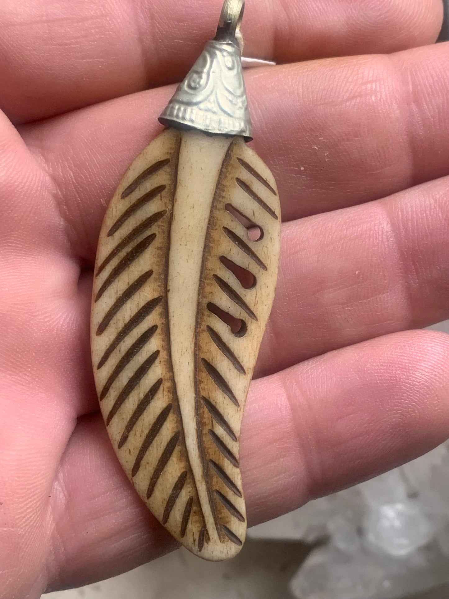 Pendentif artisanal du Népal en forme de plume, sculpté dans de l’os, de 70 millimètres de hauteur x 22 de largeur x 5 d'épaisseur. Vendu avec cordon noir réglable offert, parfait !
