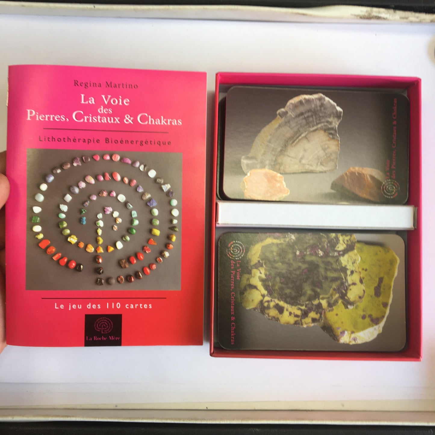 Jeu de tarot complet (110 cartes) : La Voie des Pierres, Cristaux & Chakras, par Regina Martino. Parfait pour s’initier à la lithothérapie !