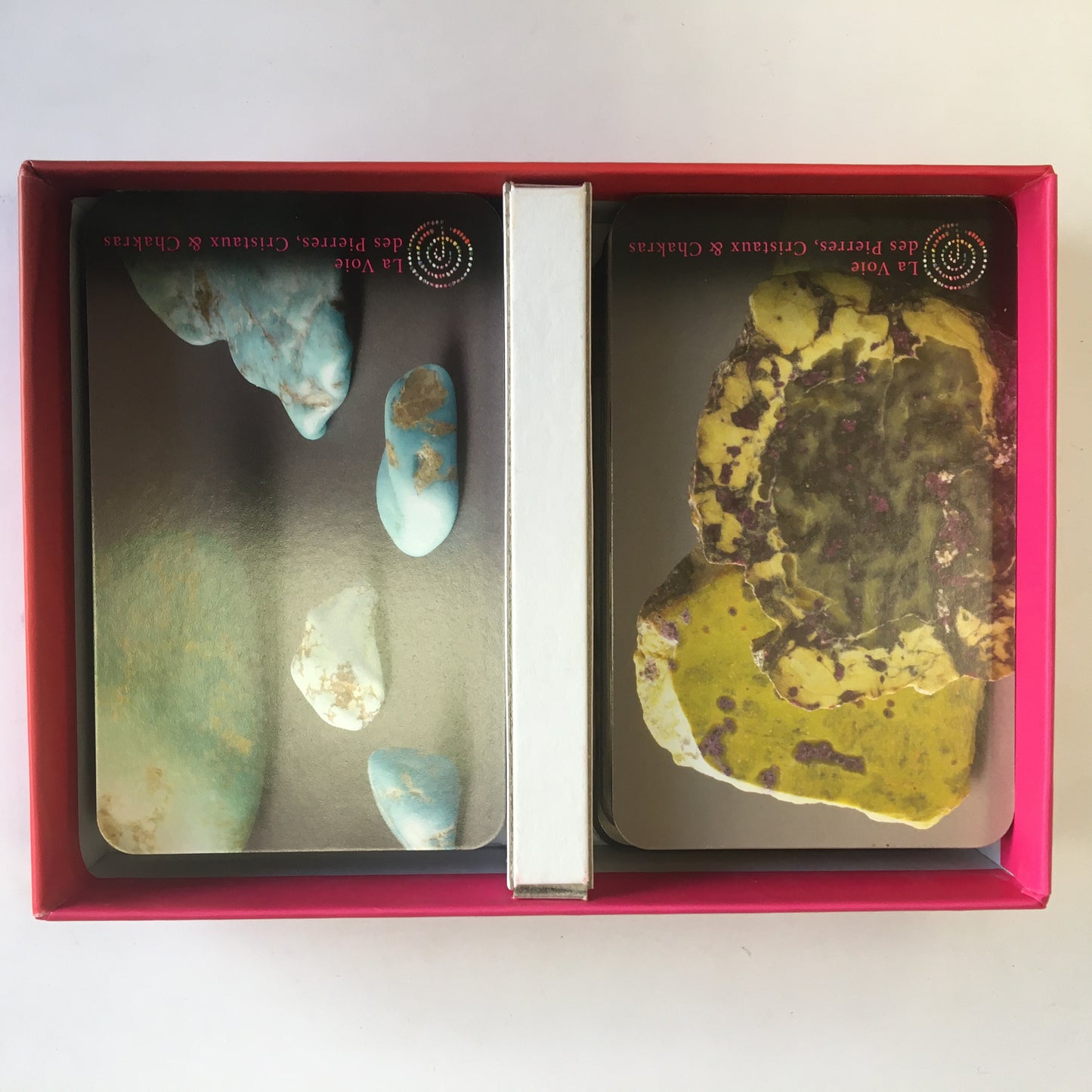 Jeu de tarot complet (110 cartes) : La Voie des Pierres, Cristaux & Chakras, par Regina Martino. Parfait pour s’initier à la lithothérapie !