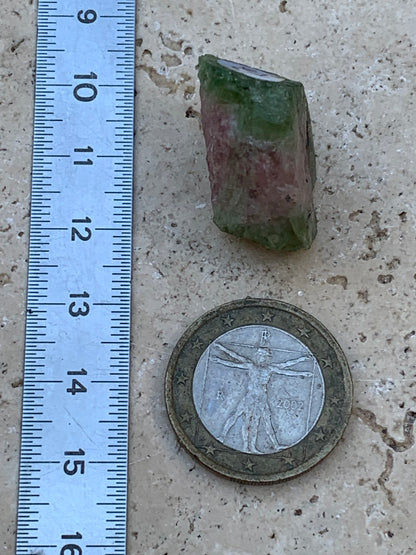 Tourmaline melon d'eau/ pastèque, cristal brut de 27mm x22 x13 environ - 11,3 grammes. Parfait en bijouterie, collection ,exposition...