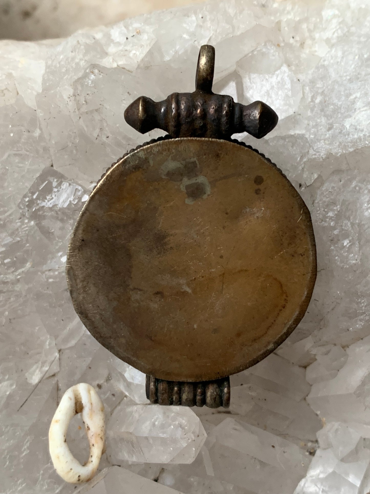 Pendentif/ Reliquaire artisanal du Népal avec pierres de turquoise et de corail sertis sur métal avec jolie gravure du Om ! De 52 millimètres de hauteur x 35 mm de largeur x 11 d'épaisseur. Vendu avec cordon noir réglable offert, parfait !