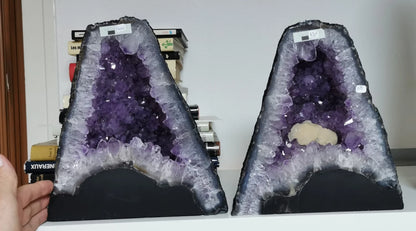 Paire de géode de 30x25cm - 14,6 kg, vendu avec socle. Superbe qualité AA, en provenance du Brésil. Incroyables effets positifs pour vos collections, expositions...parfait !