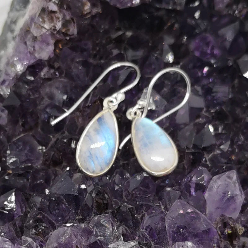 Boucles d'oreilles en Labradorite blanche (Péristérite), cabochon sertis de formes rondes, qualité AA à AAA. Vendu en finition Argent, parfait !