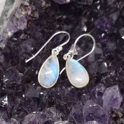 Boucles d'oreilles en Labradorite blanche (Péristérite), cabochon sertis de formes rondes, qualité AA à AAA. Vendu en finition Argent, parfait !