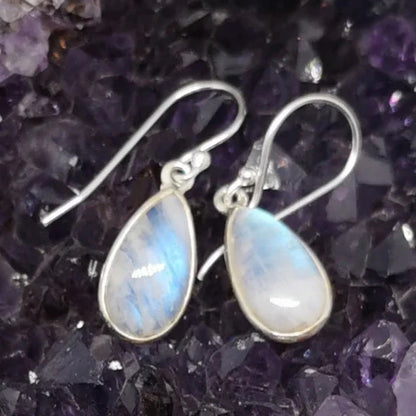 Boucles d'oreilles en Labradorite blanche (Péristérite), cabochon sertis de formes rondes, qualité AA à AAA. Vendu en finition Argent, parfait !