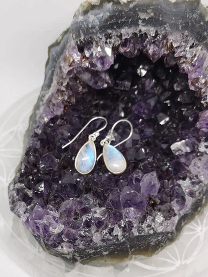 Boucles d'oreilles en Labradorite blanche (Péristérite), cabochon sertis de formes rondes, qualité AA à AAA. Vendu en finition Argent, parfait !