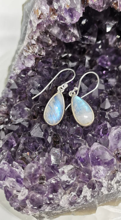 Boucles d'oreilles en Labradorite blanche (Péristérite), cabochon sertis de formes rondes, qualité AA à AAA. Vendu en finition Argent, parfait !