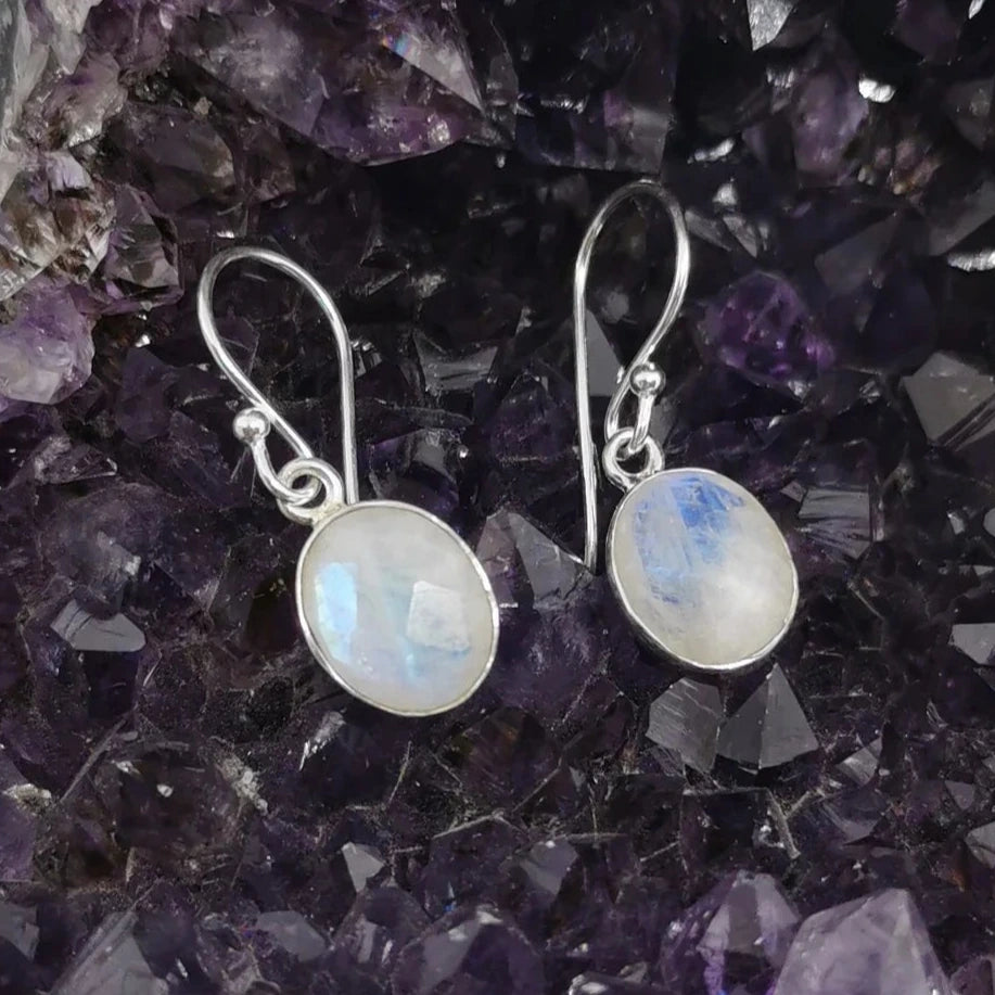 Boucles d'oreilles en Labradorite Blanche / Péristérite, cabochon sertis de formes rondes, qualité AA à AAA. Vendu en finition Argent, parfait !