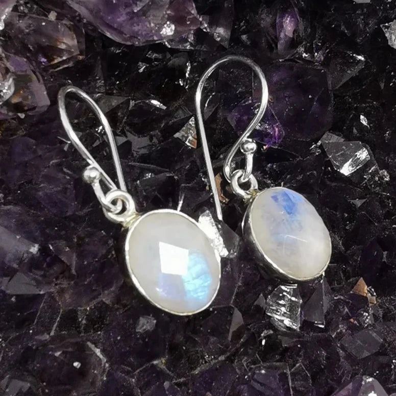 Boucles d'oreilles en Labradorite Blanche / Péristérite, cabochon sertis de formes rondes, qualité AA à AAA. Vendu en finition Argent, parfait !