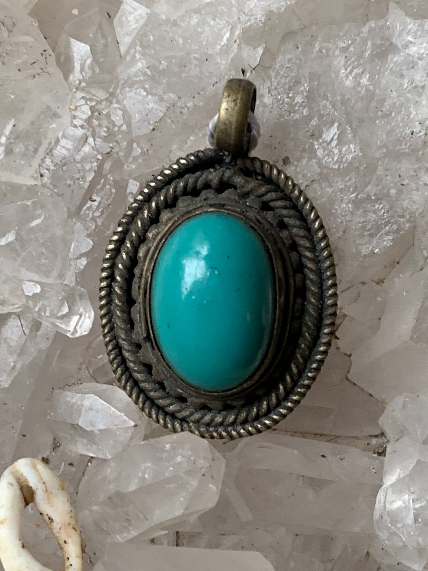 Pendentif artisanal du Népal avec pierres de turquoise sertis sur métal ! De 38 millimètres de hauteur x 26 mm de largeur x 11 d'épaisseur. Vendu avec cordon noir réglable offert, parfait !