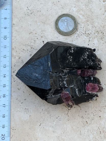 Cristal de roche fumé/ Quartz Morion / Quartz Fumé avec Tourmaline Rubellite, incroyable spécimen naturel de 90 x 70 x 48mm - 216 grammes. Superbe pièce !