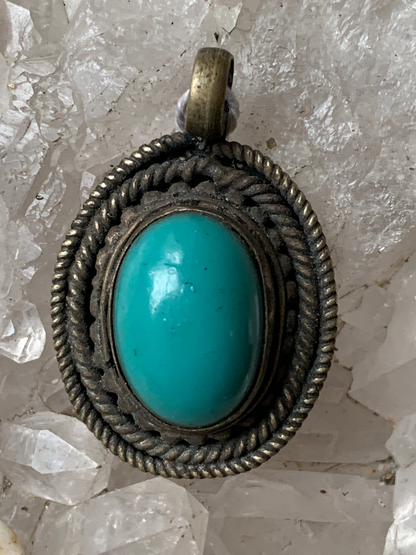 Pendentif artisanal du Népal avec pierres de turquoise sertis sur métal ! De 38 millimètres de hauteur x 26 mm de largeur x 11 d'épaisseur. Vendu avec cordon noir réglable offert, parfait !
