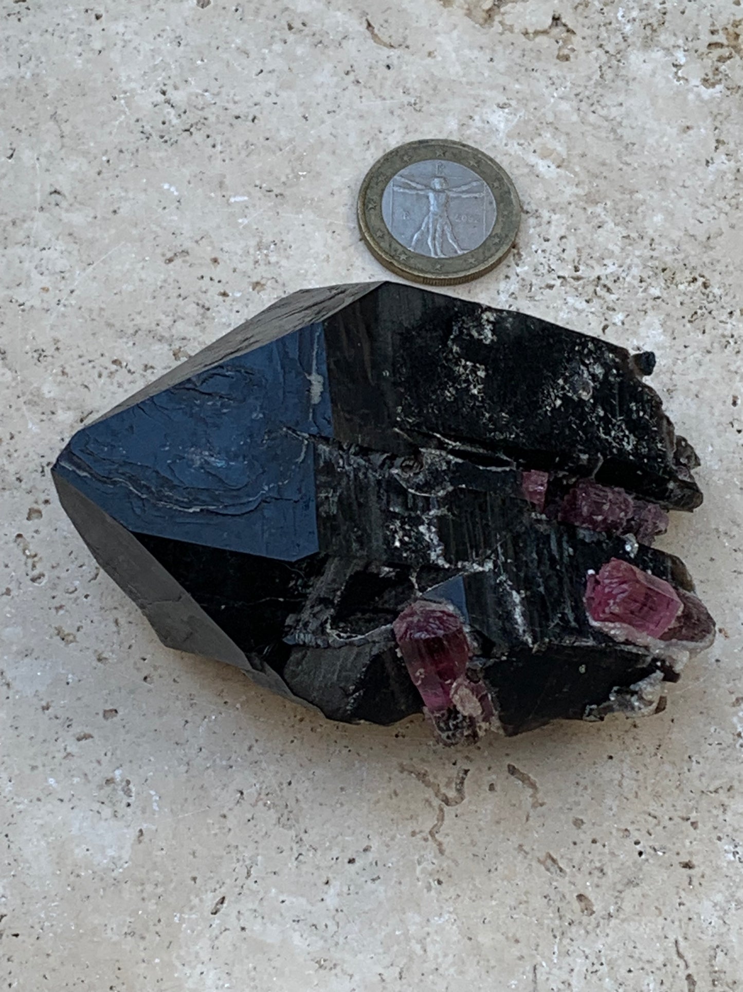 Cristal de roche fumé/ Quartz Morion / Quartz Fumé avec Tourmaline Rubellite, incroyable spécimen naturel de 90 x 70 x 48mm - 216 grammes. Superbe pièce !
