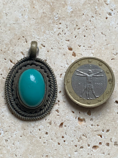 Pendentif artisanal du Népal avec pierres de turquoise sertis sur métal ! De 38 millimètres de hauteur x 26 mm de largeur x 11 d'épaisseur. Vendu avec cordon noir réglable offert, parfait !