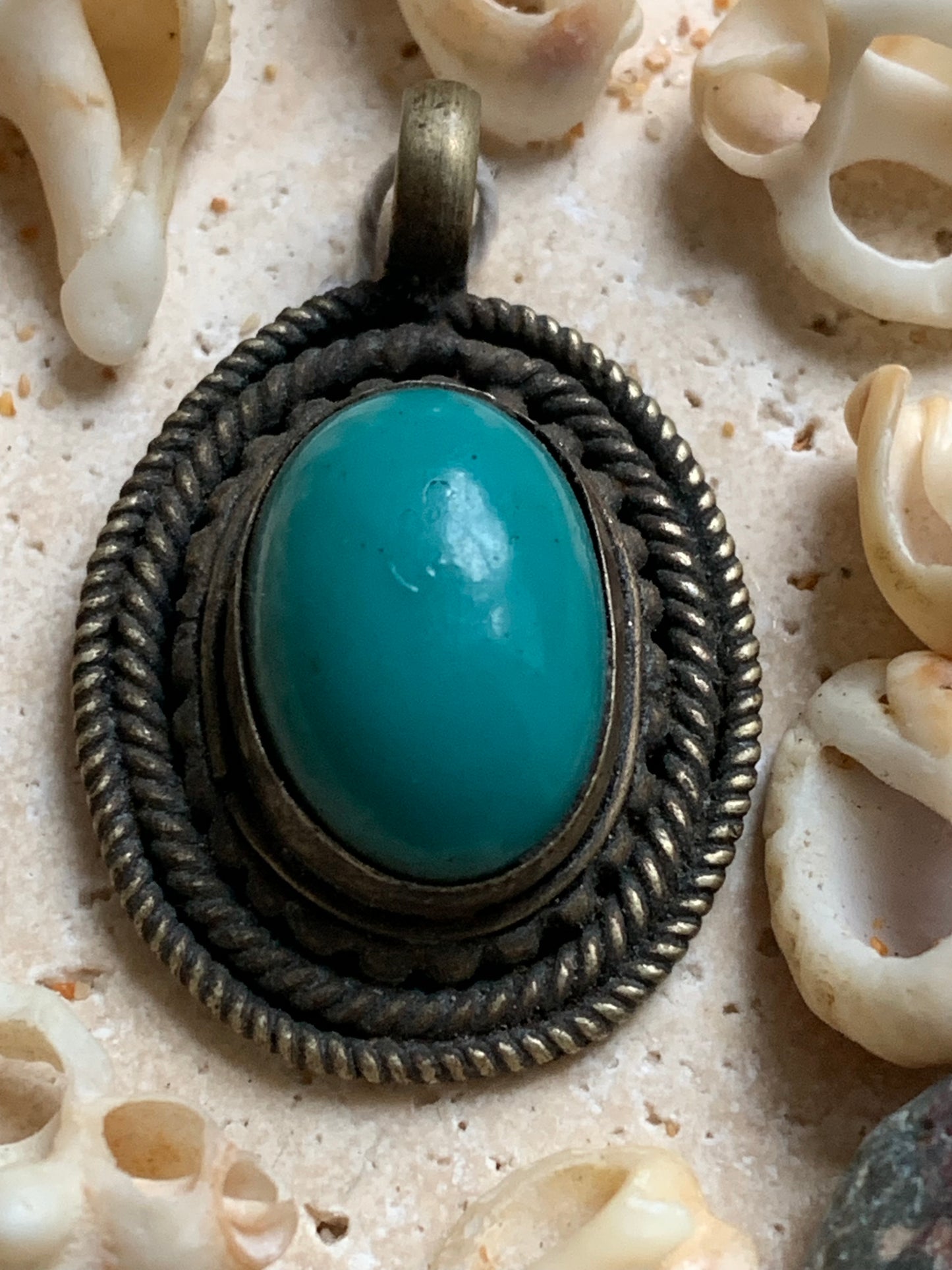 Pendentif artisanal du Népal avec pierres de turquoise sertis sur métal ! De 38 millimètres de hauteur x 26 mm de largeur x 11 d'épaisseur. Vendu avec cordon noir réglable offert, parfait !