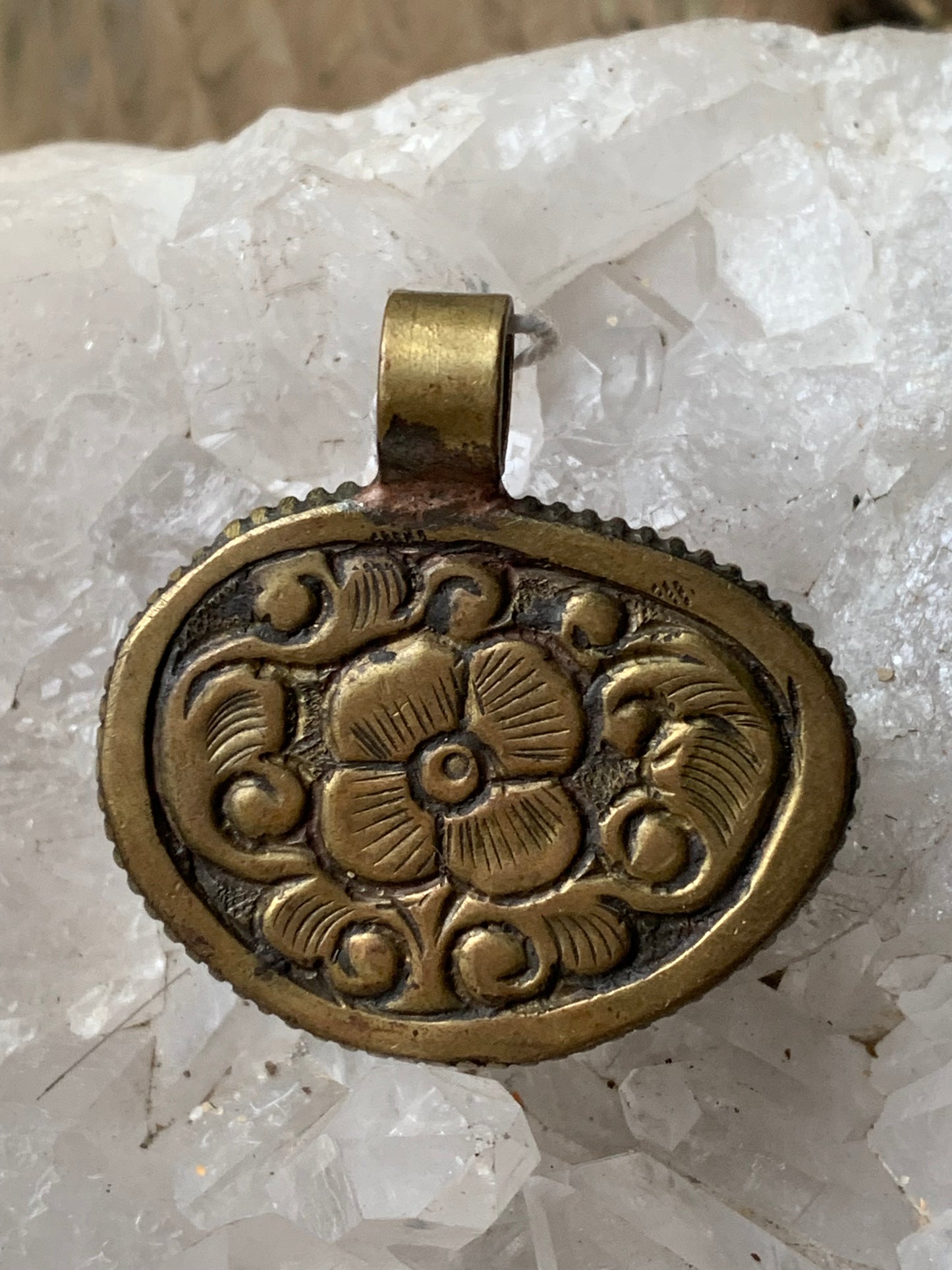 Pendentif artisanal du Népal avec pierres de turquoise sertis sur métal avec de jolies gravures sur la face arrière ! De 38 millimètres de hauteur x 37 mm de largeur x 14 d'épaisseur. Vendu avec cordon noir réglable offert, parfait !