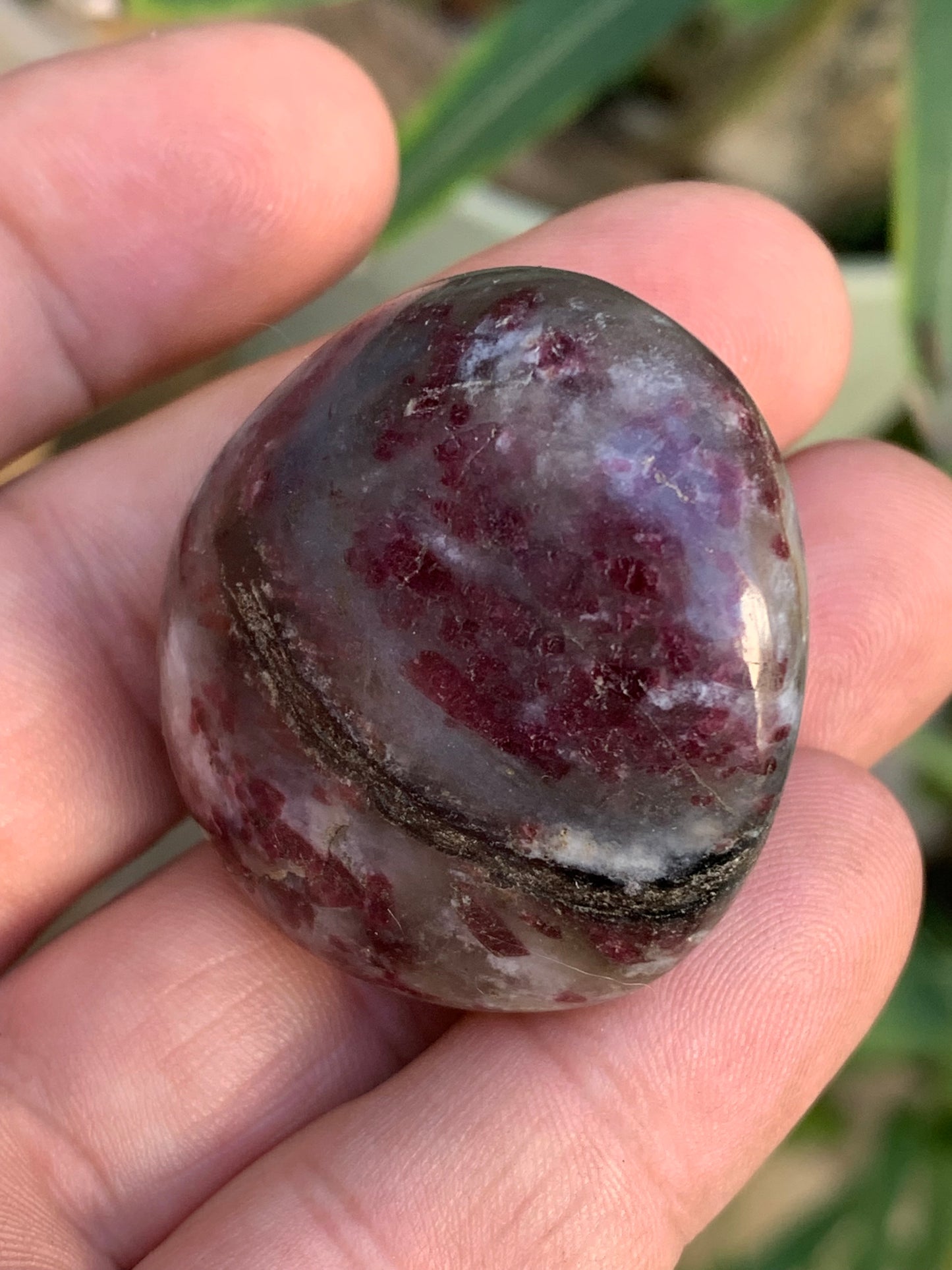 Tourmaline Rubellite, galet de 42 x 40 x 22mm - 50,5 grammes. Une très belle et unique pièce !
