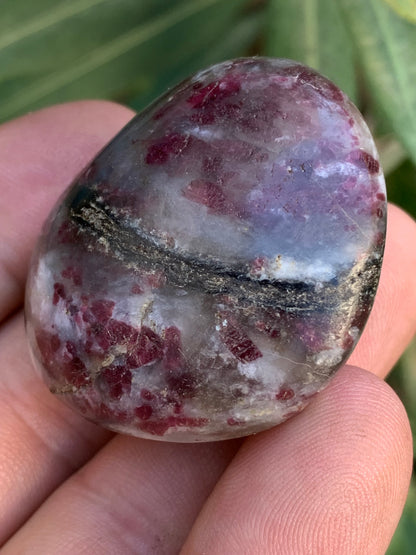 Tourmaline Rubellite, galet de 42 x 40 x 22mm - 50,5 grammes. Une très belle et unique pièce !