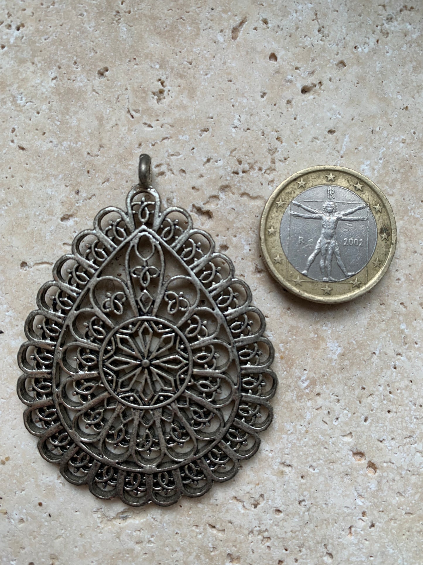 Pendentif en métal argenté en forme de Mandala. De 60 x 44 x 5 millimètres. Vendu avec cordon noir réglable offert, parfait !