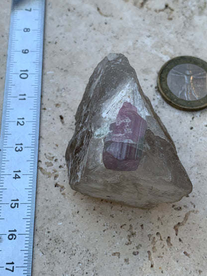 Tourmaline Rubellite sur quartz, 58 x 43 x 40mm - 87,3 grammes. Une très belle petite pièce !