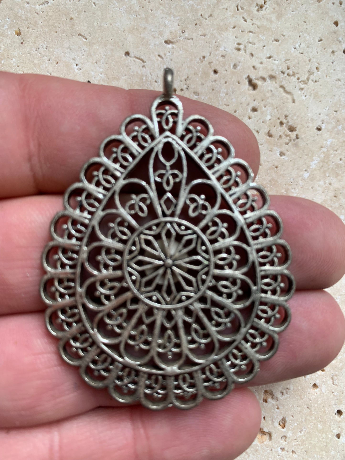 Pendentif en métal argenté en forme de Mandala. De 60 x 44 x 5 millimètres. Vendu avec cordon noir réglable offert, parfait !