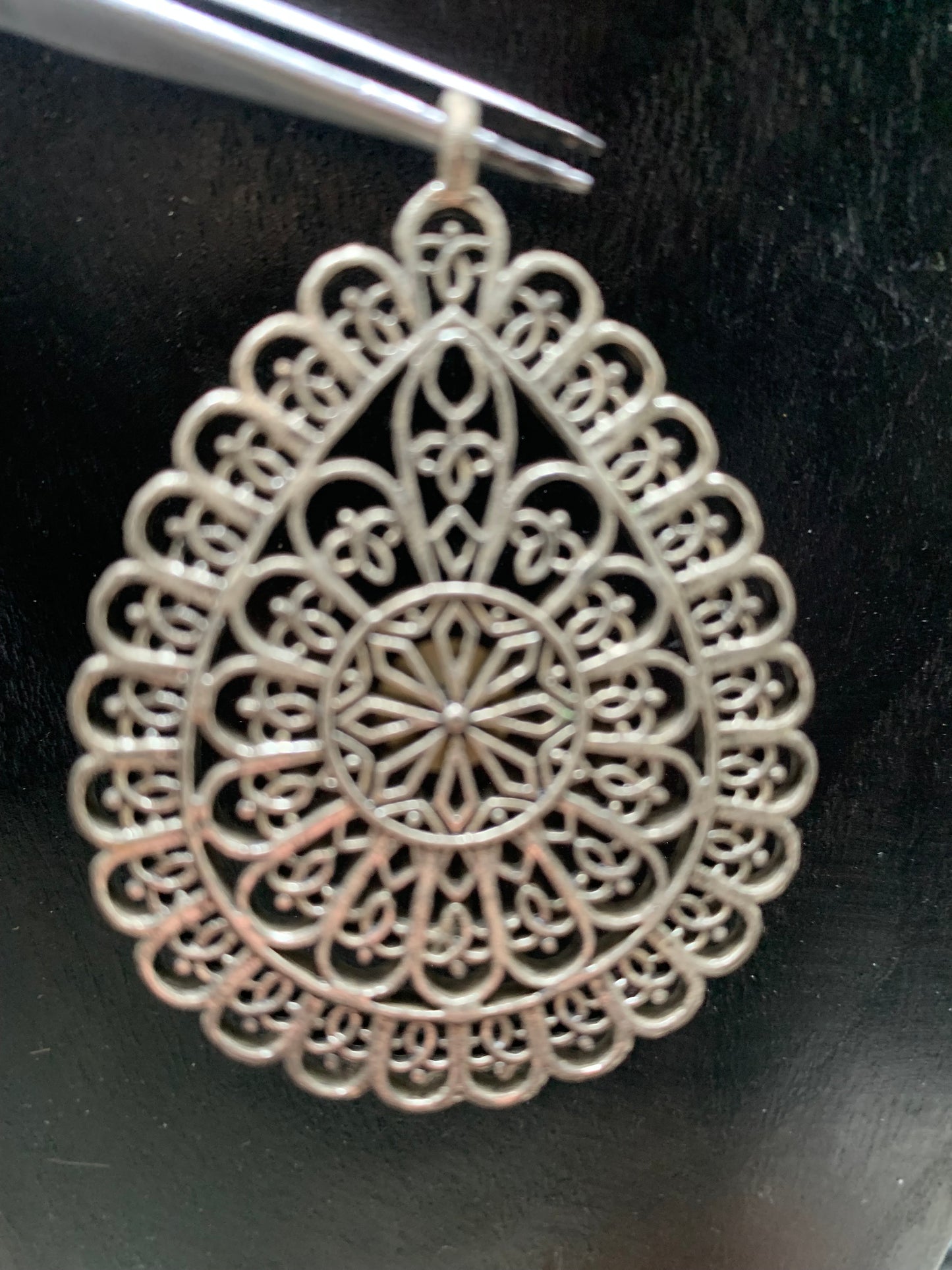 Pendentif en métal argenté en forme de Mandala. De 60 x 44 x 5 millimètres. Vendu avec cordon noir réglable offert, parfait !