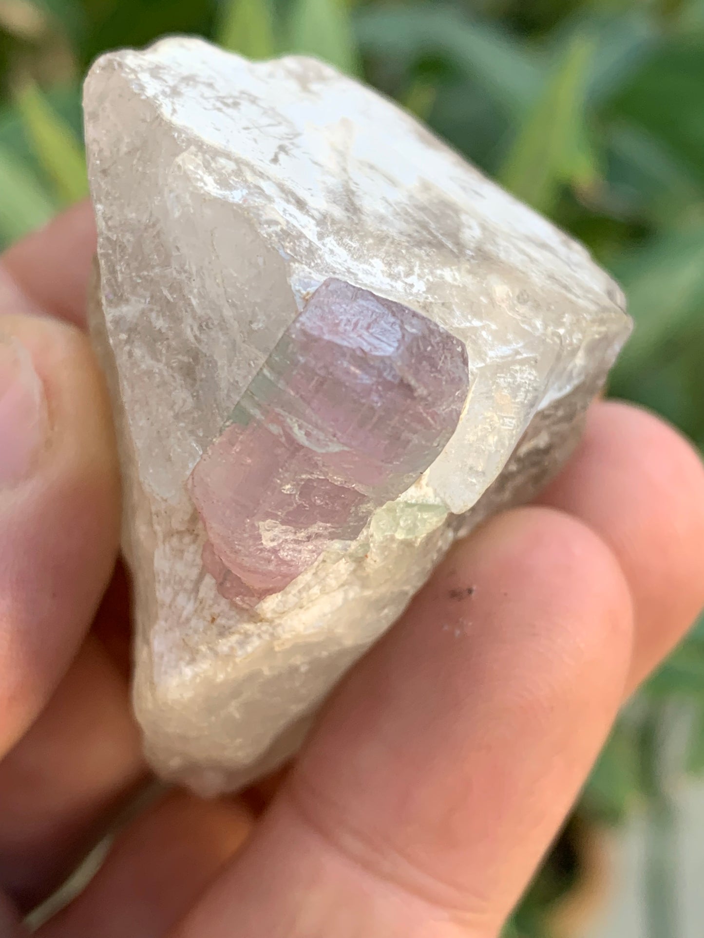 Tourmaline Rubellite sur quartz, 58 x 43 x 40mm - 87,3 grammes. Une très belle petite pièce !