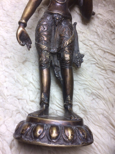 Pièce unique de Taille XL - Statuette ancienne de Tara 'blanche', en métal (bronze laiton), de 45 centimètres de haut. Fait au Népal, parfait dans une salle de Méditation, Autel, Collection, Exposition...!