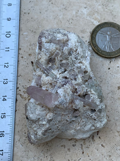 Tourmaline Rubellite, 67 x 43 x 31mm - 97,6 grammes. Une très belle petite pièce remplis de cristaux!