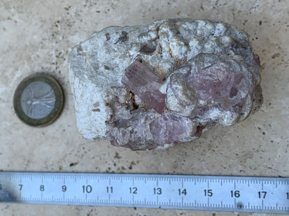Tourmaline Rubellite, 71 x 59 x 48mm - 207,2 grammes. Une très belle petite pièce remplis de cristaux !