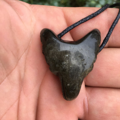 Obsidienne 'dorée', pendentif 'Tête de loup', de 38mm de hauteur x 30 de largeur x 15 d'épaisseur, fait en France. Vendu avec cordon réglable de couleur noire offert !