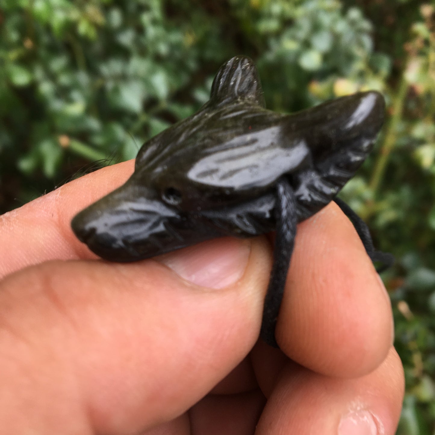 Obsidienne 'dorée', pendentif 'Tête de loup', de 38mm de hauteur x 30 de largeur x 15 d'épaisseur, fait en France. Vendu avec cordon réglable de couleur noire offert !