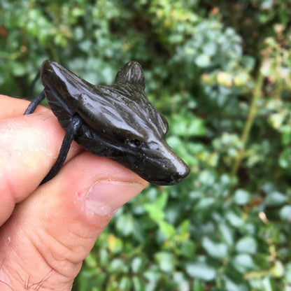Obsidienne 'dorée', pendentif 'Tête de loup', de 38mm de hauteur x 30 de largeur x 15 d'épaisseur, fait en France. Vendu avec cordon réglable de couleur noire offert !