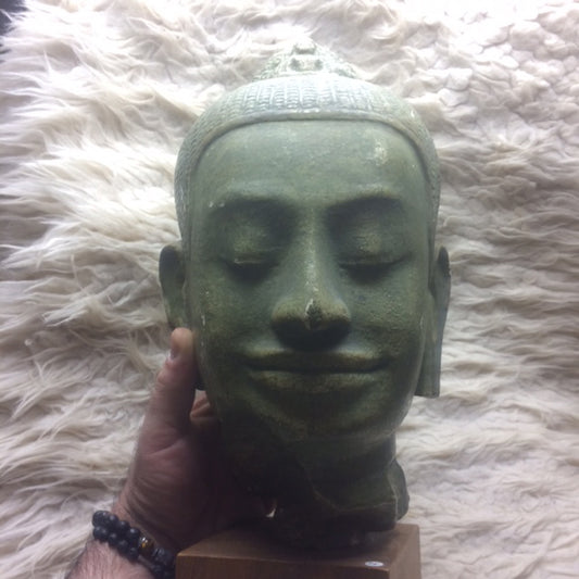 Antique Buddha head signed by 'Devata', XL size, 47 centimeters high - Superb piece mounted on wooden base, magnificent!
