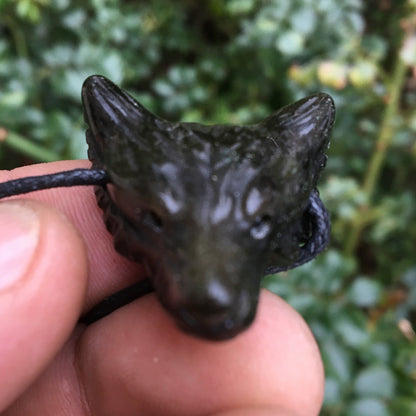 Obsidienne 'dorée', pendentif 'Tête de loup', de 38mm de hauteur x 30 de largeur x 15 d'épaisseur, fait en France. Vendu avec cordon réglable de couleur noire offert !