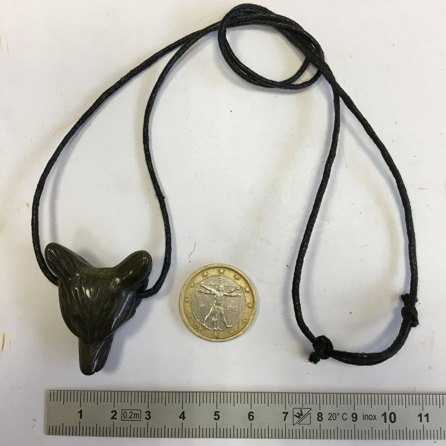 Obsidienne 'dorée', pendentif 'Tête de loup', de 38mm de hauteur x 30 de largeur x 15 d'épaisseur, fait en France. Vendu avec cordon réglable de couleur noire offert !