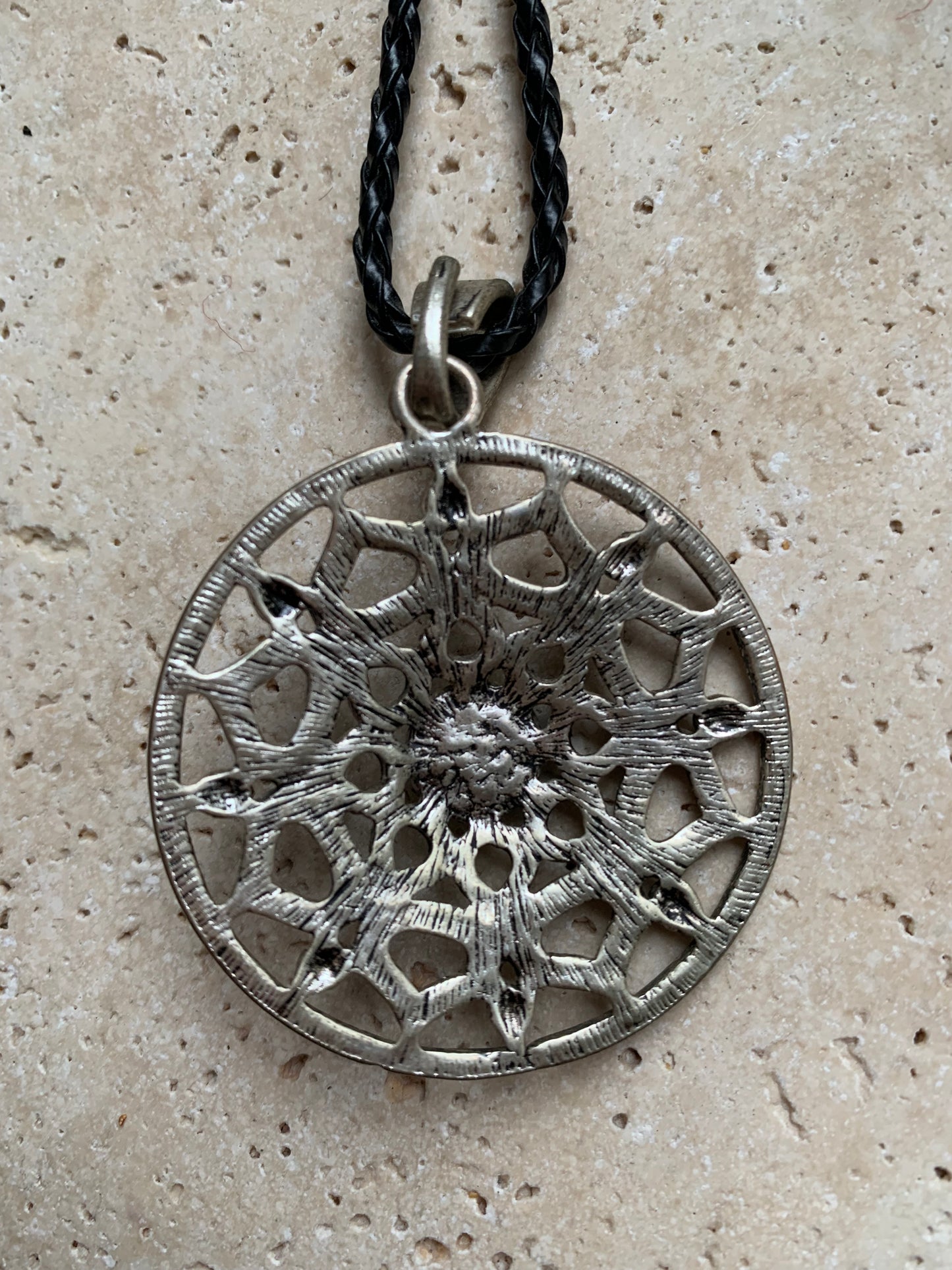Pendentif en métal argenté en forme de Mandala avec cabochon d'howlite bleue au centre. De 48 x 12 millimètres. Vendu avec cordon noir réglable offert, parfait !