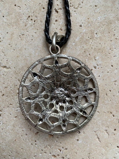 Pendentif en métal argenté en forme de Mandala avec cabochon d'howlite bleue au centre. De 48 x 12 millimètres. Vendu avec cordon noir réglable offert, parfait !