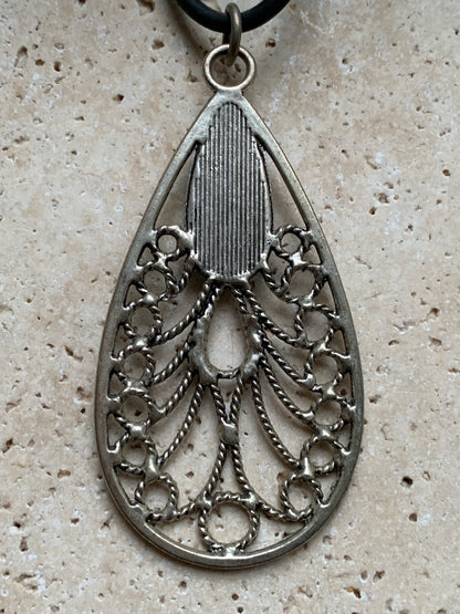 Pendentif en métal argenté en forme de Mandala avec cabochon d'howlite bleue au centre. De 80 millimètres de hauteur x 40 de largeur x 10 d'épaisseur. Vendu avec cordon noir réglable offert, parfait !