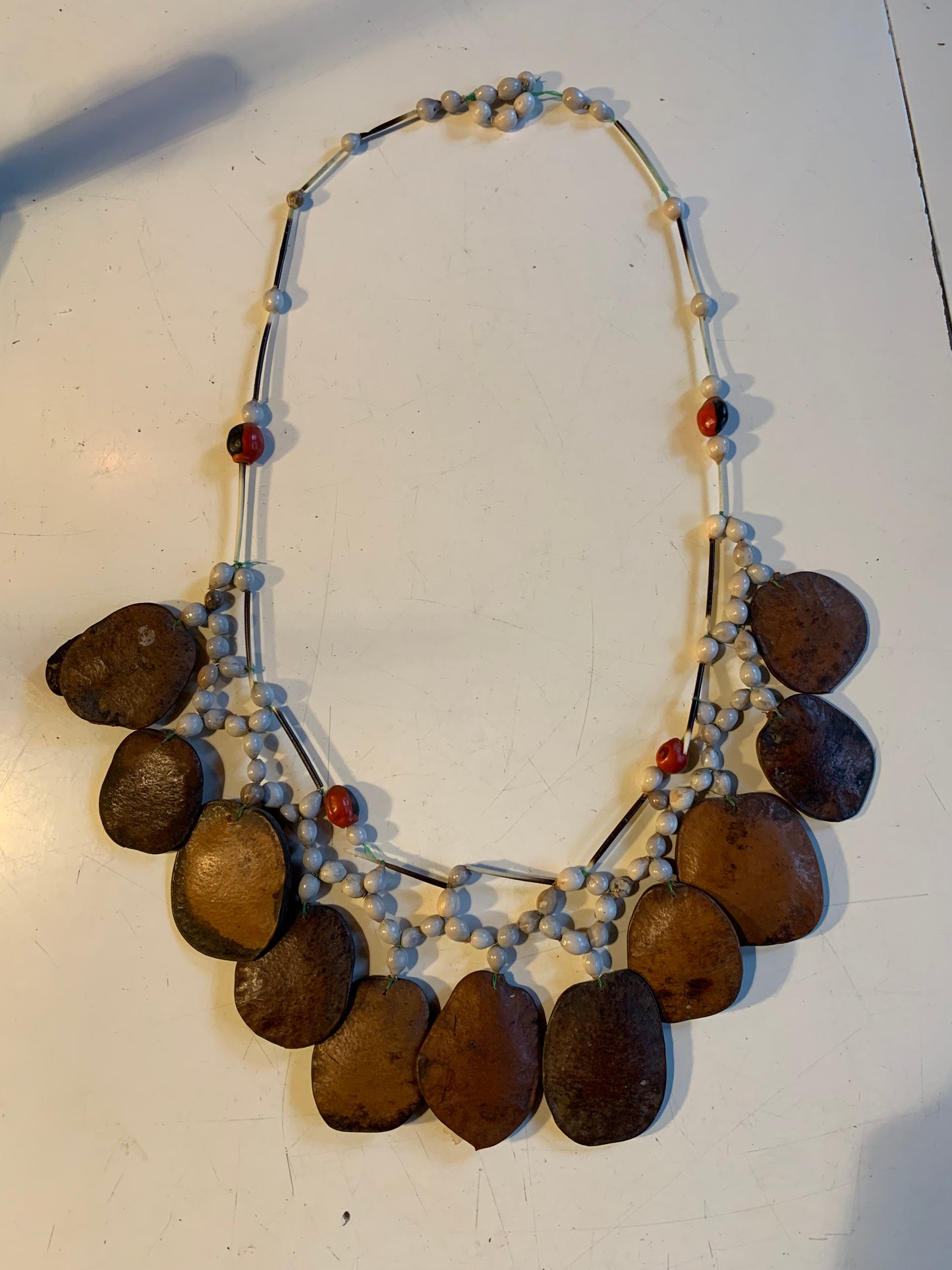 Collier du Pérou en graines naturelles, perles de ± 6 à 50 millimètres. Taille de 80/85 centimètres de longueur environ. Superbe pièce !
