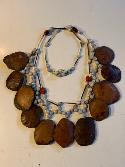 Collier du Pérou en graines naturelles, perles de ± 6 à 50 millimètres. Taille de 80/85 centimètres de longueur environ. Superbe pièce !