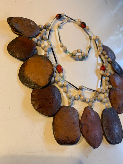 Collier du Pérou en graines naturelles, perles de ± 6 à 50 millimètres. Taille de 80/85 centimètres de longueur environ. Superbe pièce !