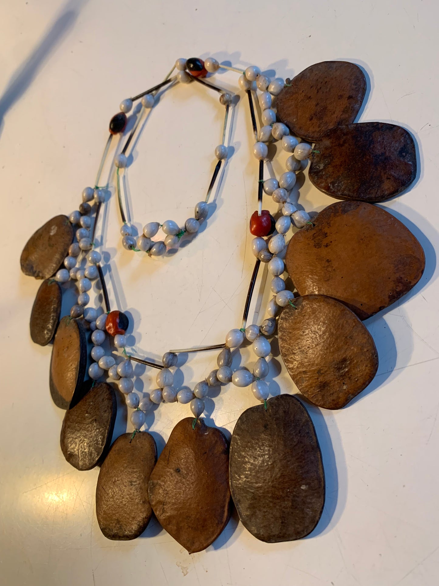 Collier du Pérou en graines naturelles, perles de ± 6 à 50 millimètres. Taille de 80/85 centimètres de longueur environ. Superbe pièce !