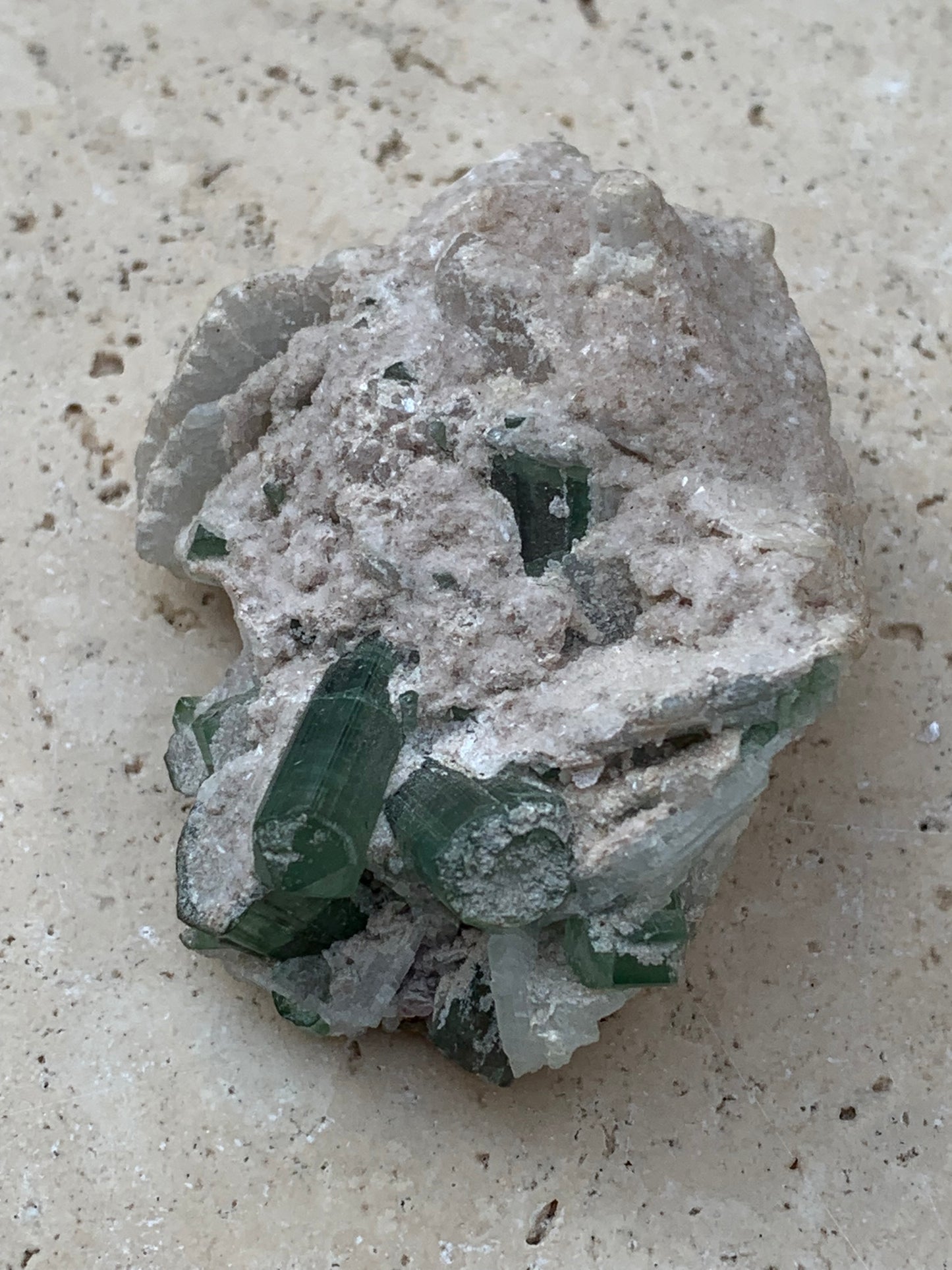 Tourmaline verte/ Verdélite et melon d'eau , spécimen naturel de 58 x 40 x 25 mm - 49,7 grammes !